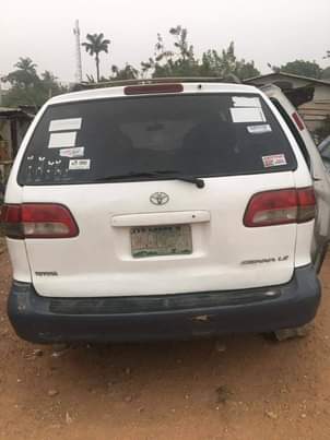 A picture of Toyota sienna 2002