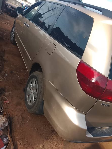 A picture of 2005 Toyota sienna for sale