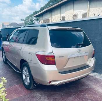 A picture of Toyota HIGHLANDER 2008