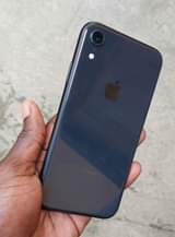 A picture of Iphone xr 128gb PRICE 399 000