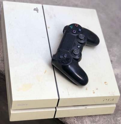 A picture of Nauza ps4 fat location mabibo mwisho 0679793749