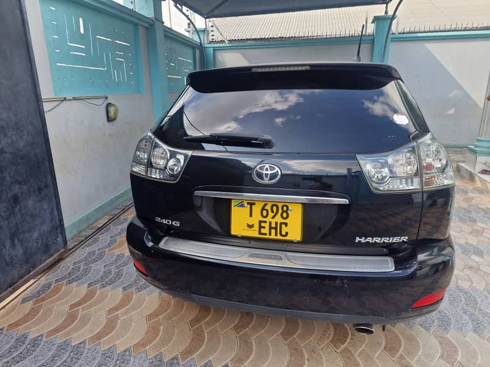 A picture of Toyota harrier Cc 2360 Year 2010 Low km Bei 32