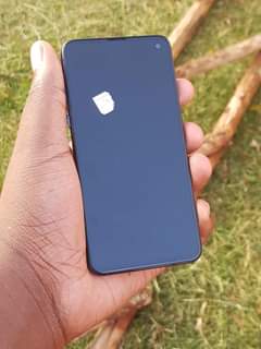 A picture of SAMSUNG S10E
