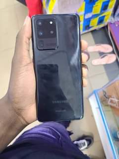 A picture of S20 Ultra 5G at 590k Slight crack 