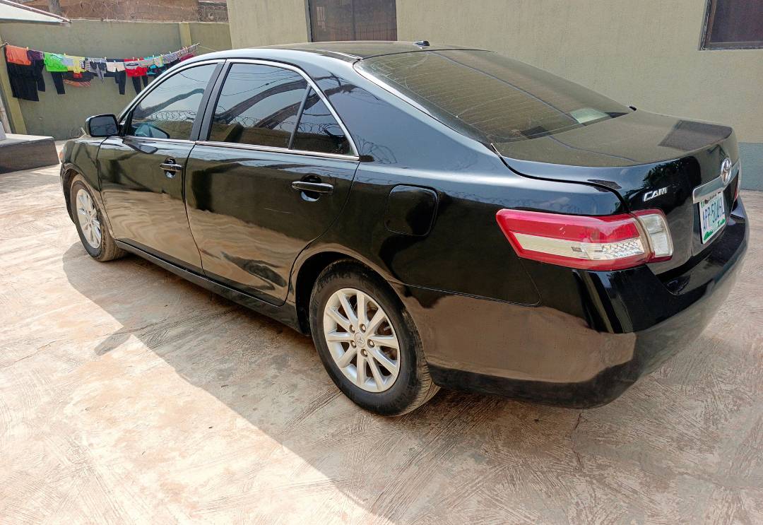 A picture of 011 Toyota camry
