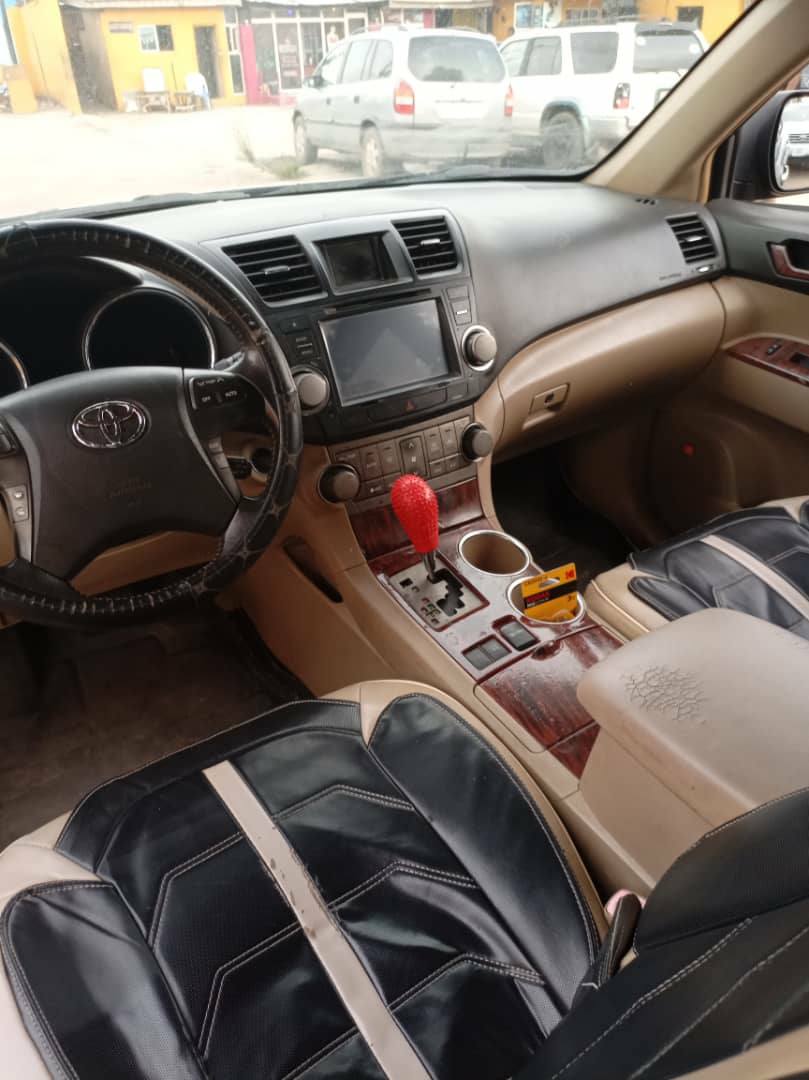 A picture of 010 Toyota highlander registered Full option Buy and drive 11.2m