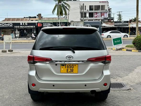 A picture of TOYOTA FORTUNER0767058883