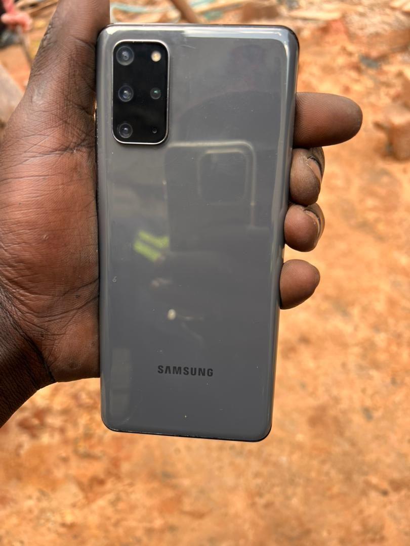 A picture of Samsung s20plus
