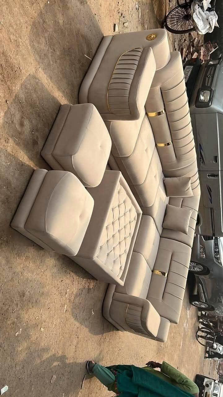 A picture of SOFA COACH AT 200 000 UGX FOR SALE