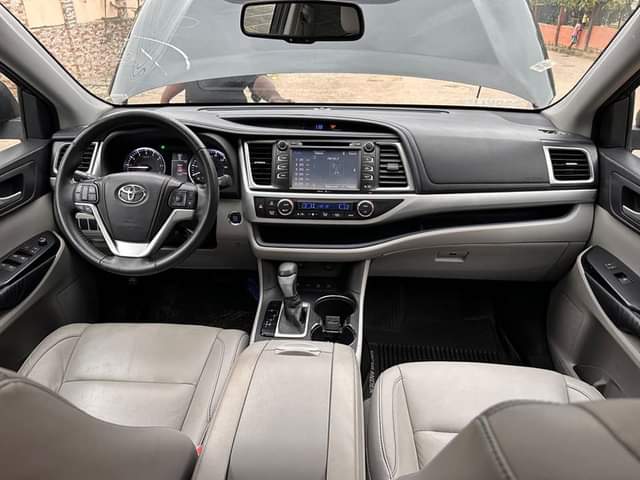 A picture of Toyota Highlander 2017