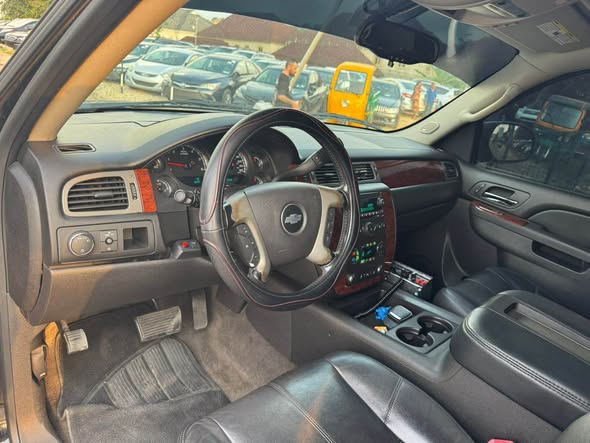 A picture of CHEVROLET SUBURBAN 2013 model SUV Belgium standard Siren Leather interior