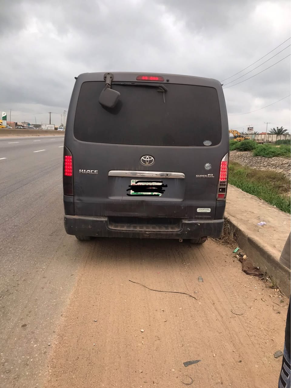 A picture of Toyota Haice bus 2011 on belt first body with full