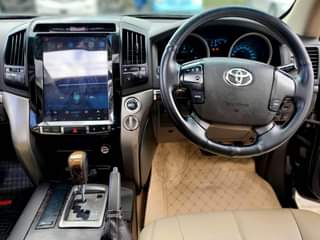 A picture of LANDCRUISER V8