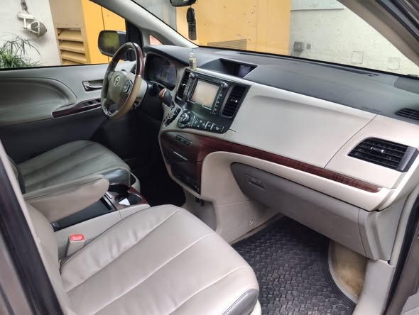 A picture of Clean Used 2012 Toyota Sienna