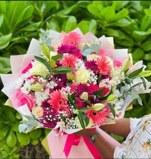 A picture of Hamper Bouquet and Flowers
