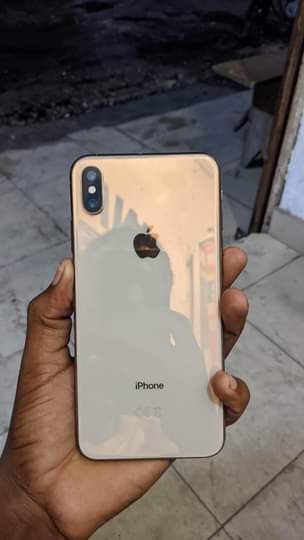 A picture of Xs max iPhone