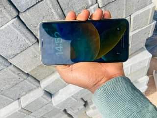 A picture of i phone xr no face 128 gb