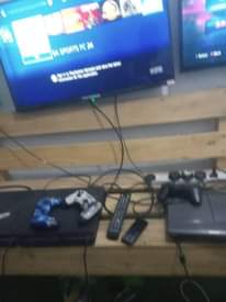 A picture of PS 4 na PS 3