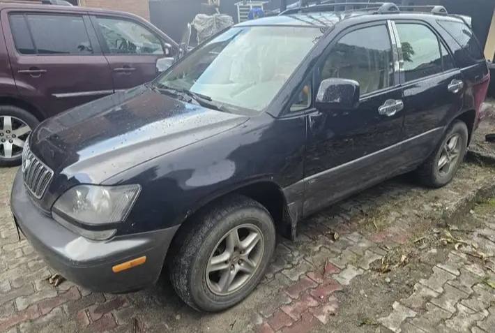 A picture of Lexus RX 300