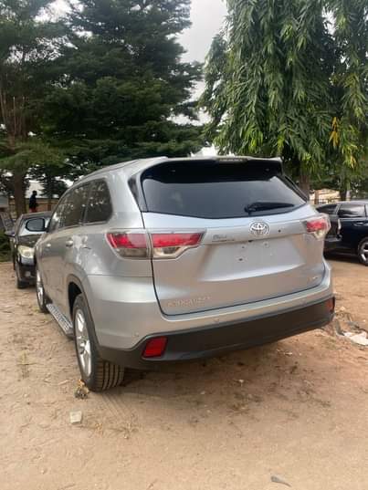 A picture of 2014 Highlander bought by an overseas base it has not