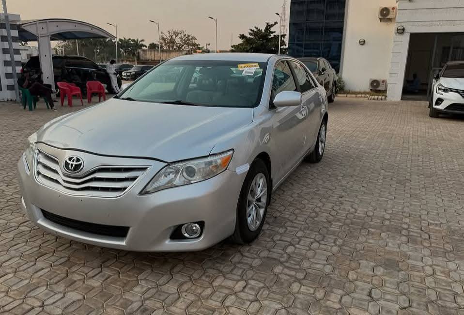 A picture of 2010 TOYOTA CAMRY LE