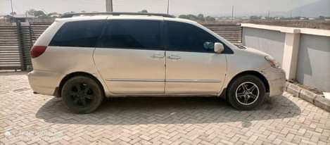 A picture of Toyota sienna 05 buy and fix clean body and interior
