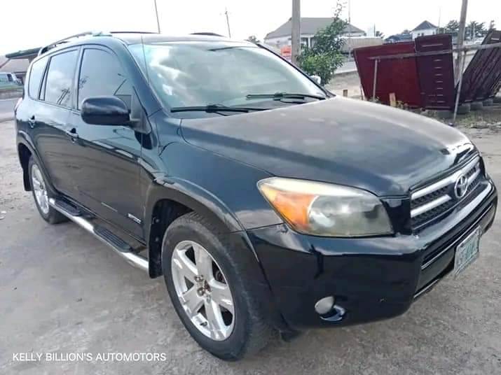 A picture of First body Toyota Rav4 2007