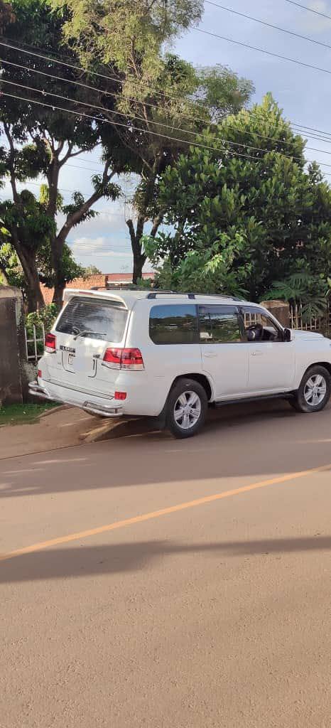 A picture of Quick sale V8 land cruiser 90M petrol please contact 0703347279