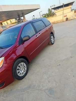 A picture of 2005 Sienna