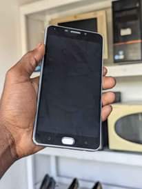 A picture of Oppo R9 gb 128 ram 6 bado Mpya kila Kit