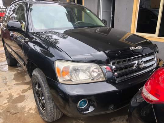 A picture of Registered toyota Highlander 05 model Well mainting vehicle Cleaning interior