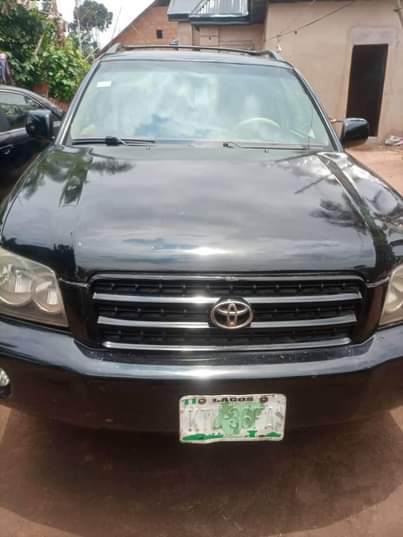 A picture of Toyota Highlander Owerrri imo state Nonny autos deal Engine smokes