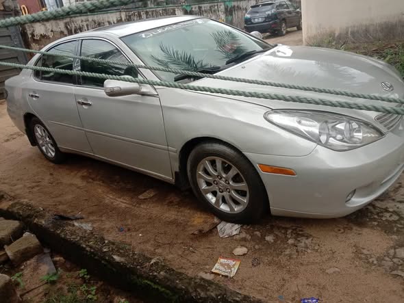 A picture of Clean used Lexus es 300 first user from toks