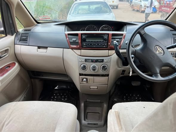 A picture of TOYOTA NOAH 17m 0759317866