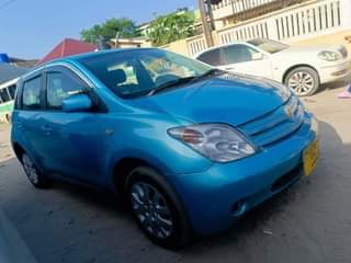 A picture of 2003 Toyota I s t