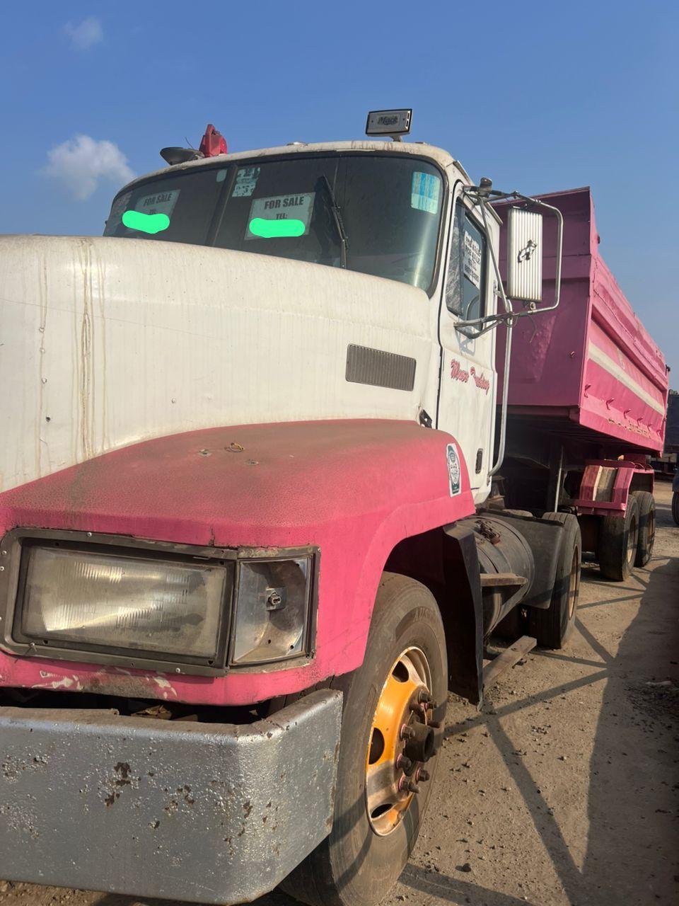 A picture of Ch mack truck head