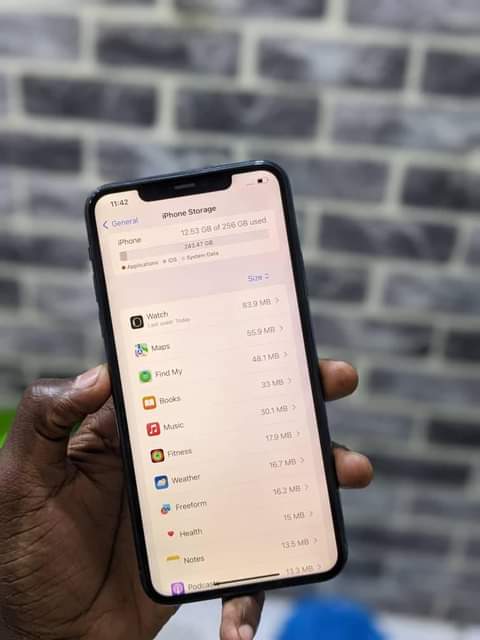 A picture of Iphone pro max Sh 1 2m 0 7 5 9