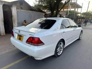 A picture of TOYOTA CROWN