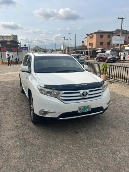 A picture of This morning deal 2013 Toyota highlander First user and first