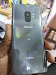 A picture of Galaxy s9 Dual sim uses 2 simcards