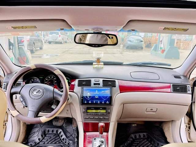 A picture of Lexus Es330 Model.