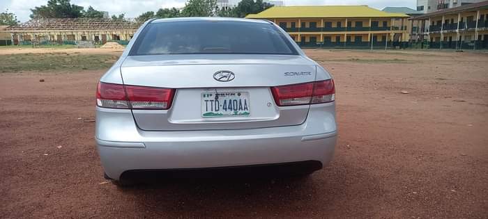 A picture of HYUNDAI SONATA 2009