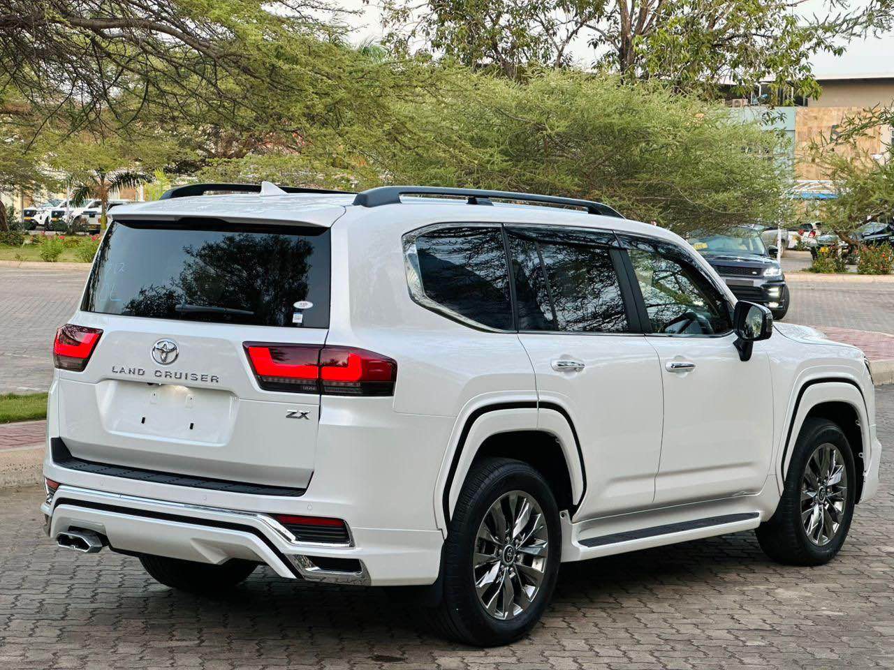 A picture of LAND CRUISER ZX 300 CHESIS PRICE 370M Registration MODELISTA GRADE