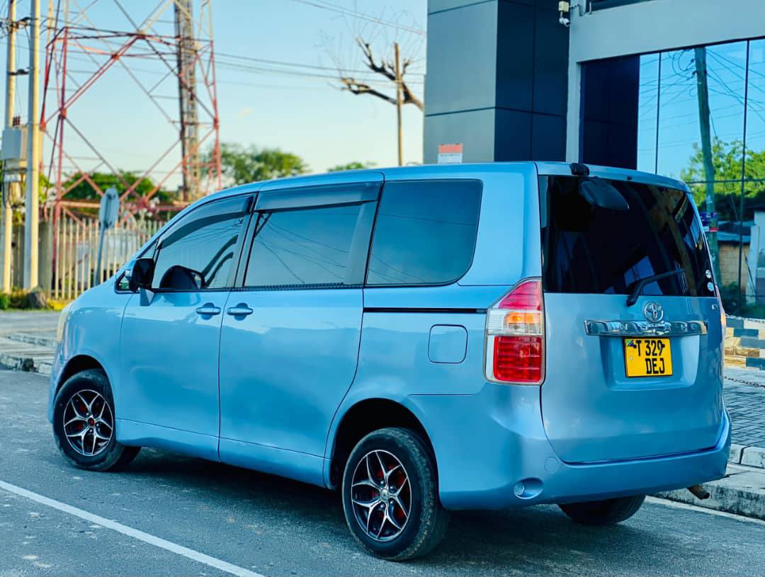 A picture of  TOYOTA NOAH Si ENGINE 3ZR COLOUR BLUE Cc 1980