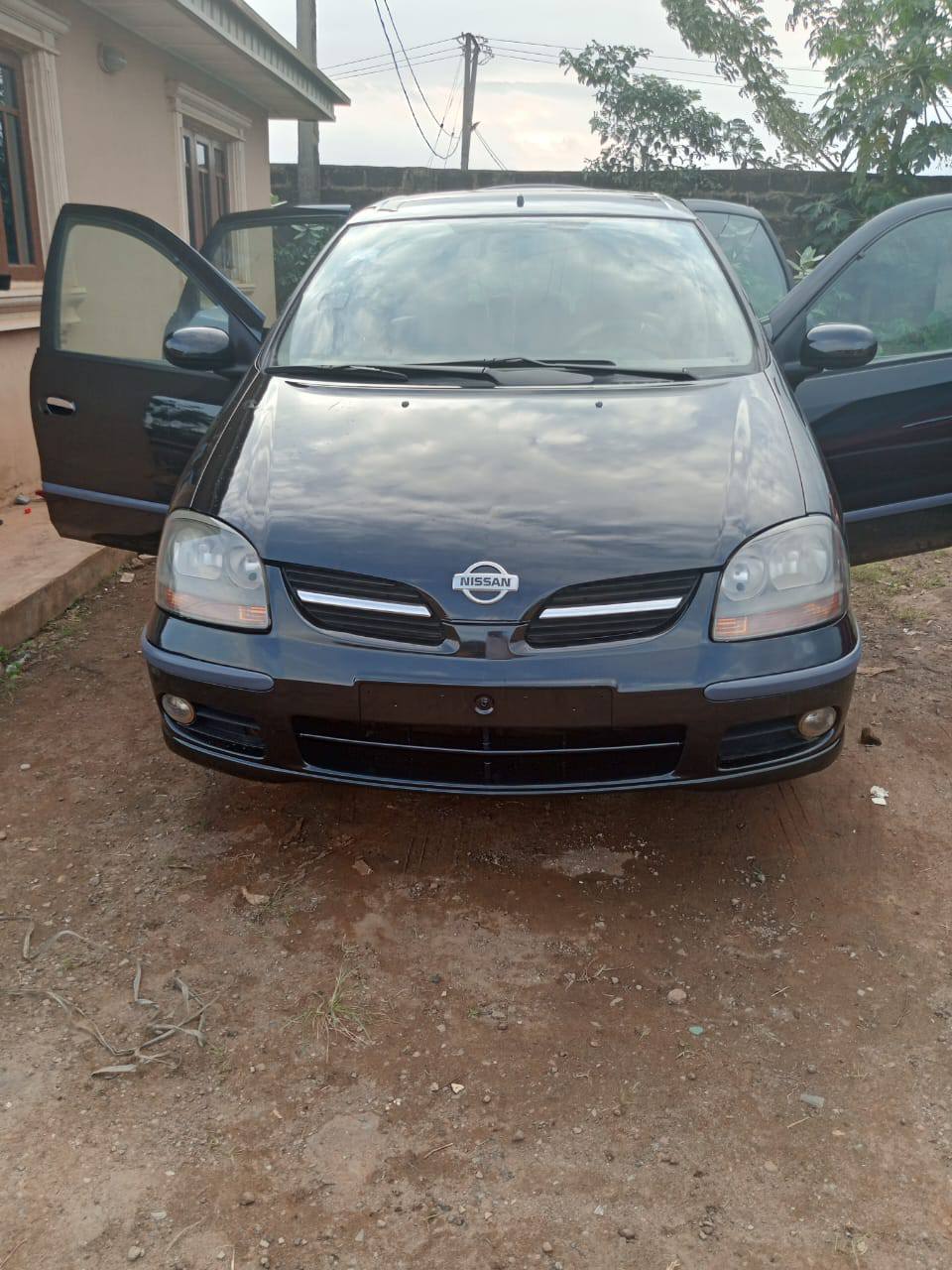 A picture of Nissan Tino