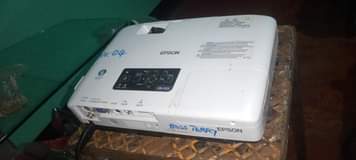 A picture of Projector nzuri Epson 350 000