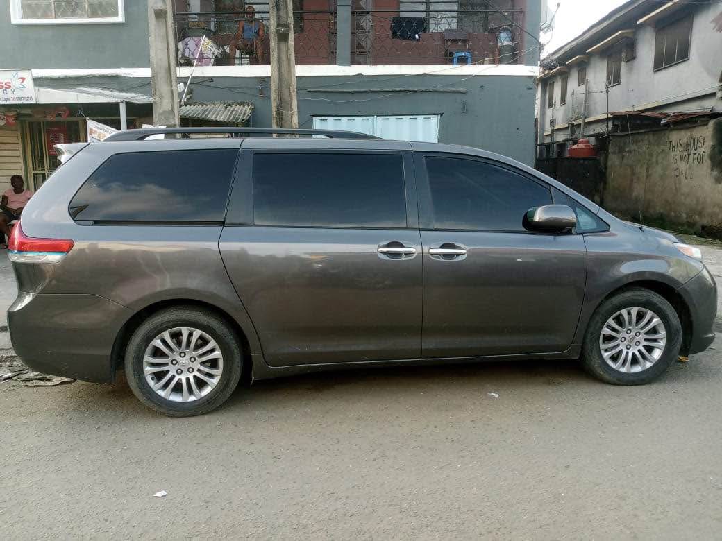 A picture of Toyota sienna 2012