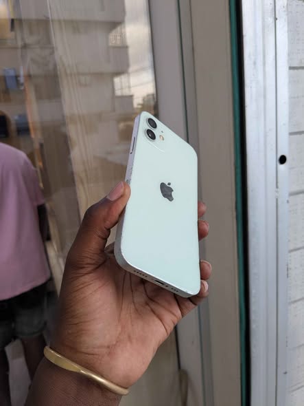 A picture of iPhone 12 Plain 64GB
