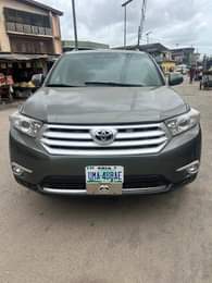 A picture of 2013 model HIGHLANDER TOKS STANDARD FULL OPTIONS KEYLESS THUMBS START