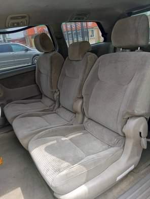 A picture of Distress Awoof connect Awoof dealer Market Toyota sienna 06 Flashed